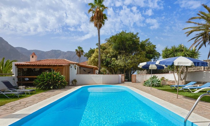 Buenavista del Norte House | Homerez - House 1 km away from the beach for 4 ppl. with shared pool and garden