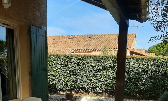 Eyguieres House | Homerez - House for 5 ppl. with shared pool, garden and terrace at Eyguières