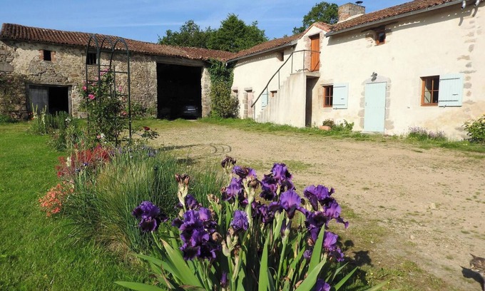 Nueil-les-Aubiers House | Homerez - House in Nueil-les-Aubiers