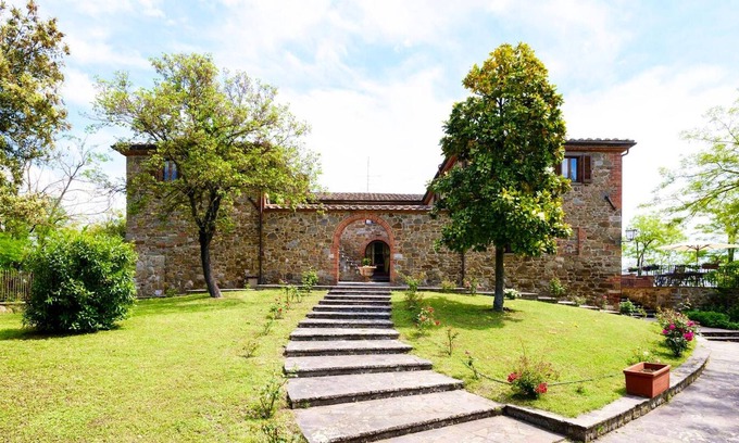 Santarello Villa | Homerez - Large villa for 28 pers. with pool, jacuzzi and garden in Sinalunga