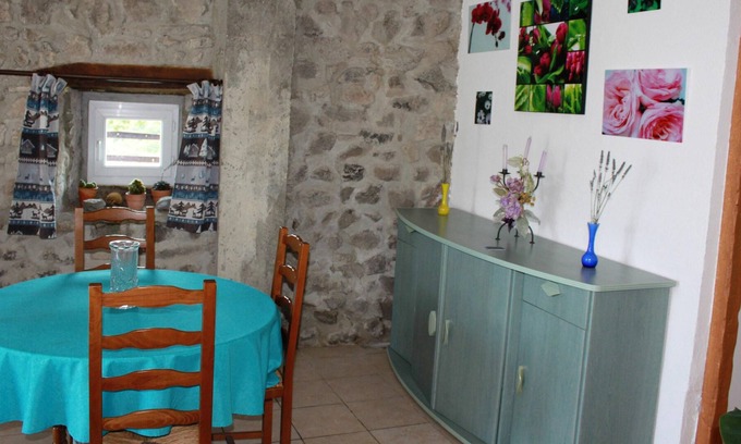Gourdon House | Homerez - Nice house for 4 ppl. with shared pool and terrace at Saint-Priest