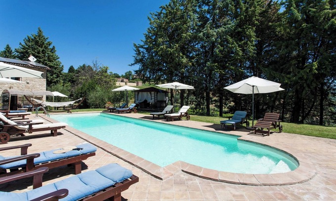 Ramazzano House | Homerez - Spacious House in Ramazzano with Shared Pool