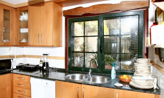 Gondomar House | Homerez - Spacious house in Pontevedra, garden