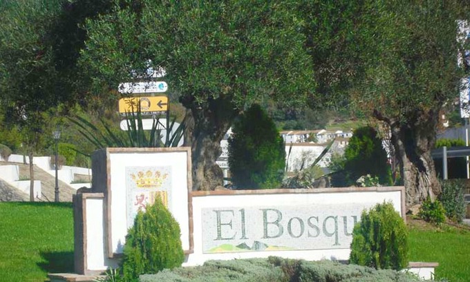El Bosque House | Homerez - Spacious house for 4 ppl. with swimming-pool and terrace at El Bosque