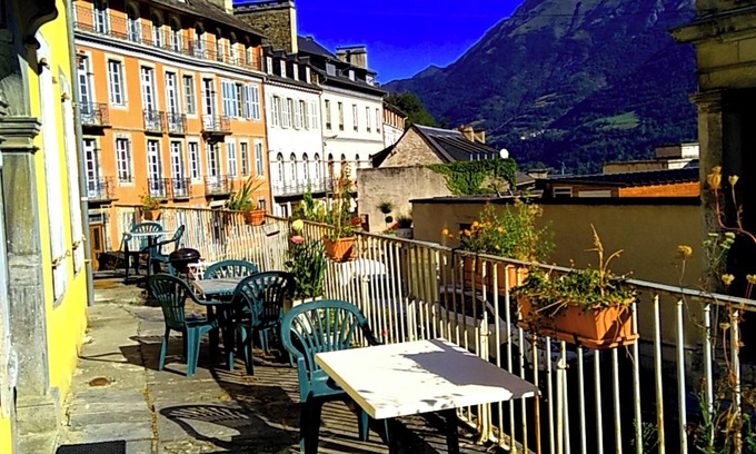 Luz-Saint-Sauveur Apartment | Homerez - Studio Luz-Saint-Sauveur, terrace