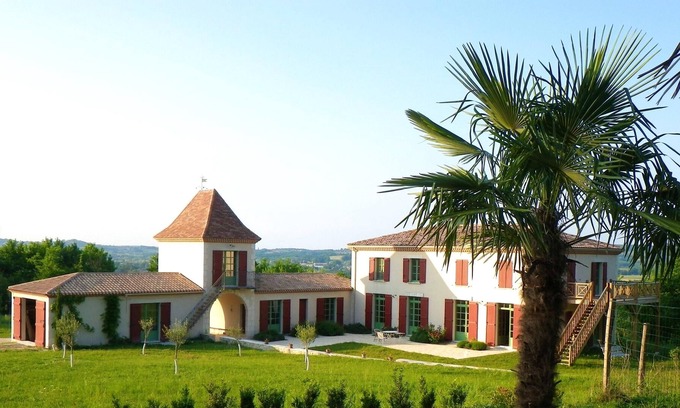 Villeneuve-sur-Lot Villa | Homerez - Villa for 18 ppl. with swimming-pool and terrace at Villeneuve-sur-Lot