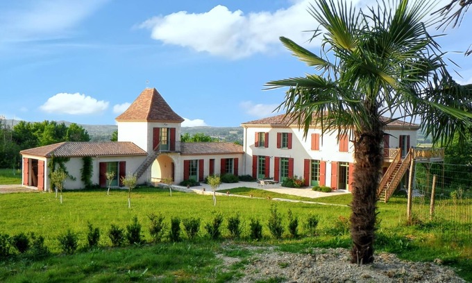 Villeneuve-sur-Lot Villa | Homerez - Villa in Villeneuve-sur-Lot