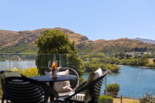 Kelvin Heights House | Homestead Retreat - 2 Bedroom - Lake View