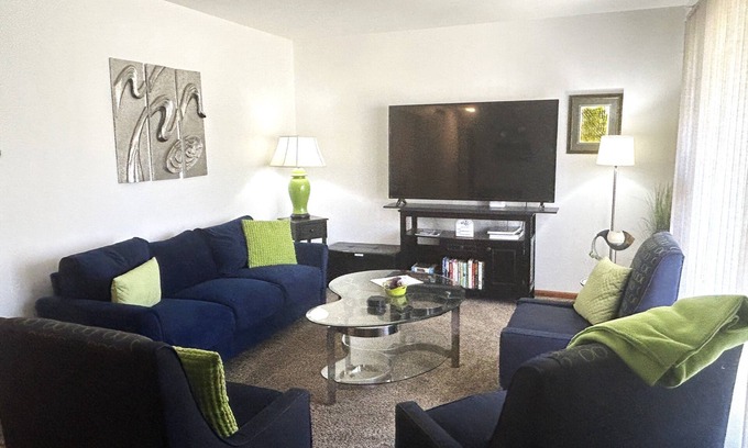 Medina House | Hometown Cozy ADA friendly, Kids, Pets, King Bed! Quiet, Safe Neighborhood