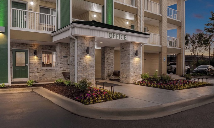 Livonia Hotel | HomeTowne Studios by Red Roof Detroit - Livonia