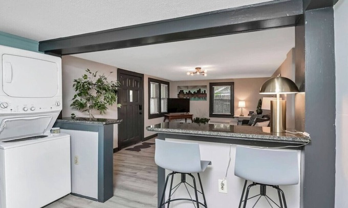 Earlewood House | Homey 4BR in Earlewood | Whole House | Sleeps 8!