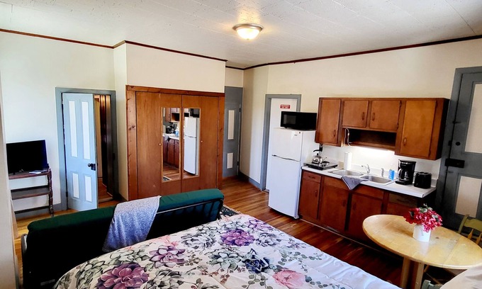 Ballenger Creek Apartment | Homey Caretakers Room in historic Manor House!