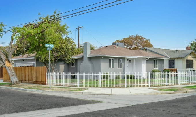 Fresno House | Homey, Clean & Convenient for Vacation or Business