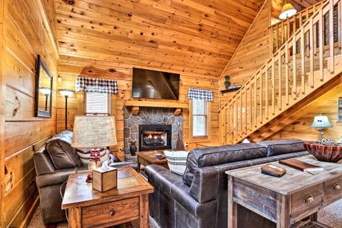Sevierville House | Homey Sevierville Cabin with Deck Near Pigeon Forge!
