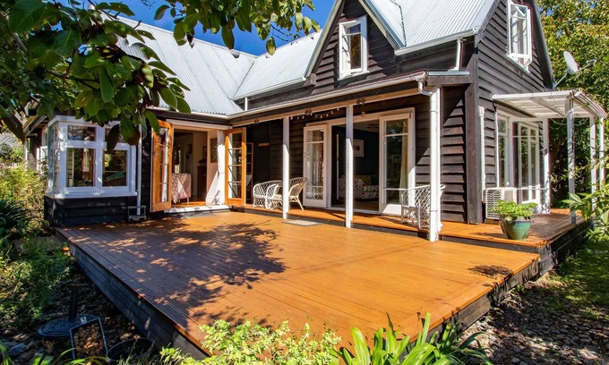 Mapua House | HONEY HAVEN - MAPUA HOLIDAY HOME, romantic, with a garden in Mapua