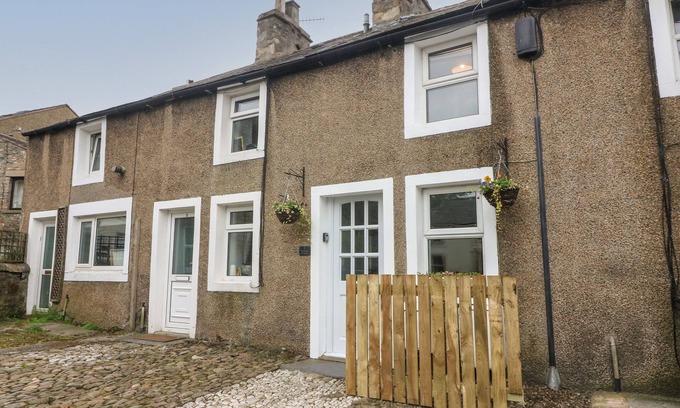 High Bentham Cottage | HONEY POT COTTAGE, pet friendly, with a garden in High Bentham