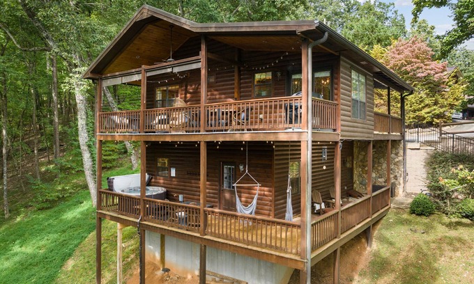 Walnut Mountain Cabin | Honeycomb Ridge~Luxury 4BR 3B~Hot tub~Fire Table~Game Room~Double Decks~Gym