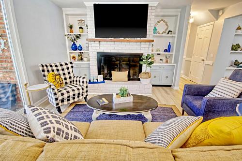 Red Hill House | HoneyHomes Hackler Golf Course Home with Amenities