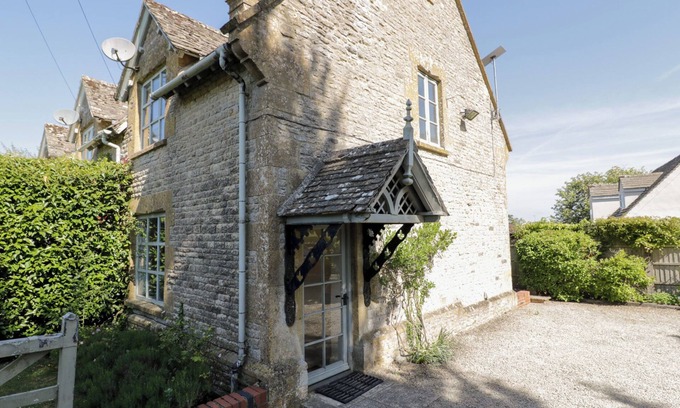 Longborough Cottage | HONEYSUCKLE COTTAGE, family friendly, with open fire in Longborough