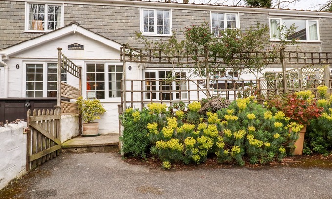 Gorran Haven Cottage | HONEYSUCKLE, pet friendly, country holiday cottage in Gorran Haven