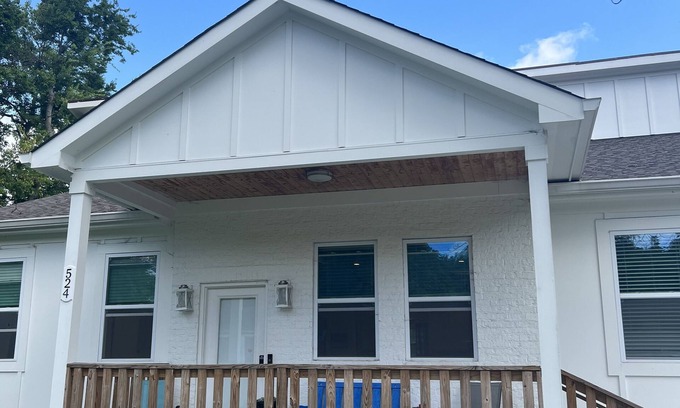 Radnor House | HonkyTonk Haven: 4.3 Miles to Broadway Downtown!
