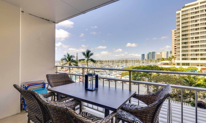 Waikiki Apartment | Honolulu Studio w/Ocean View: Parking Included!