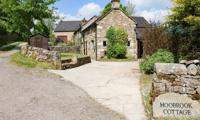 Longnor Cottage | HOOBROOK COTTAGE, pet friendly, with hot tub in Butterton