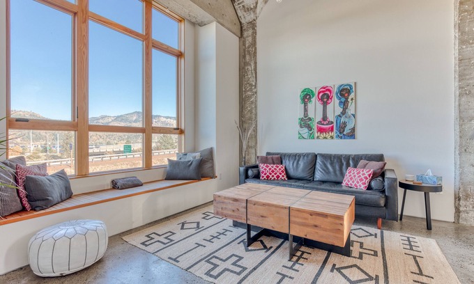 Hood River House | Hood River townhouse close to everything with river-view location & rooftop BBQ