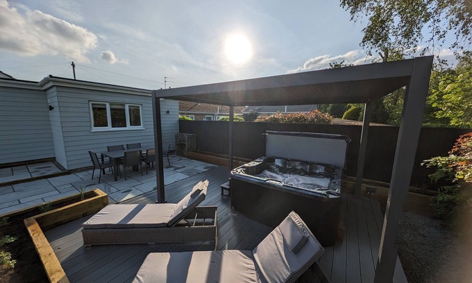 Heacham House | Hoot Hollow - Hot Tub Hideaway - By KIO Stays