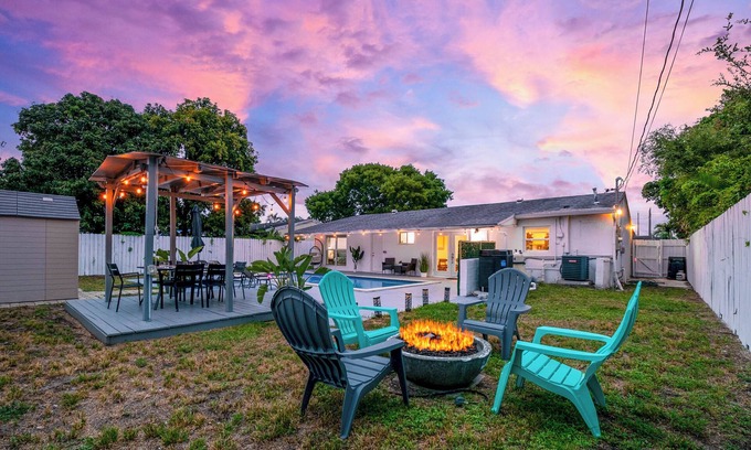 Driftwood House | Hope Casa 4/2 Heated Pool/BBQ I by HostyMosty