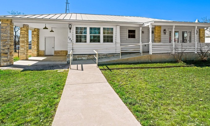Harper House | Hopf Haus | 2/1.5 Cottage | Coffee Bar with Microwave & Fridge