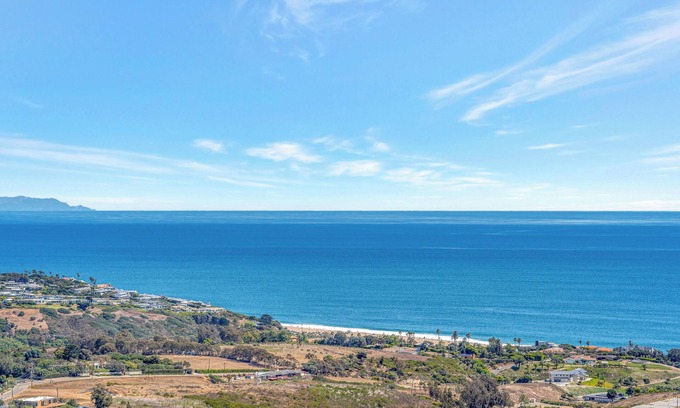 Western Malibu House | Horizon Hills Panoramic View House w Balcony
