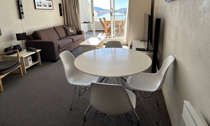 Jindabyne Apartment | Horizons 317 studio right on the Lake