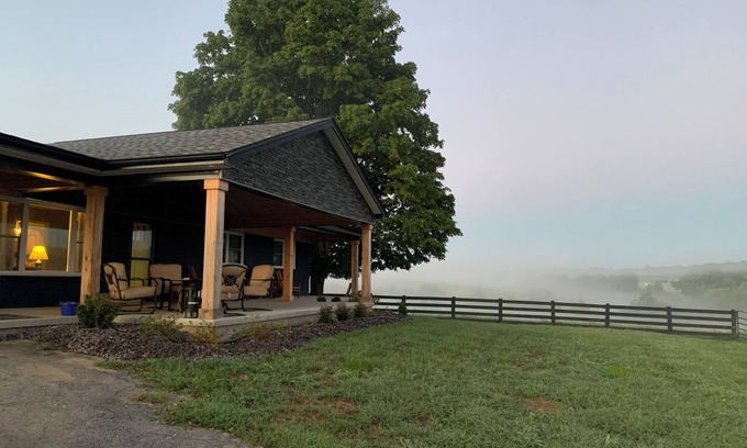 Nazareth House | Horse Farm 4-bedroom house with AC and WiFi in Bourbon Country