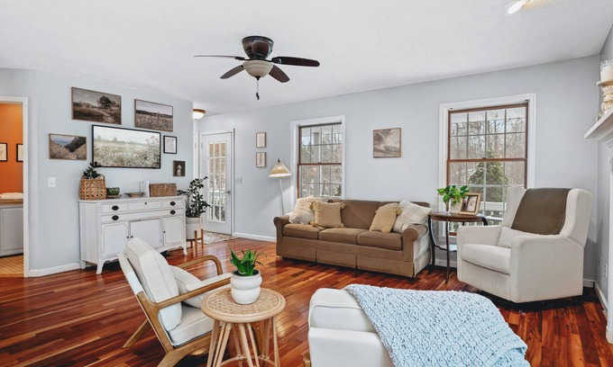 Williamsburg House | Horse Show Stay, 5 minutes from park, Dog friendly