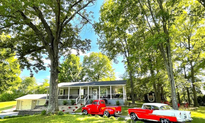 Drake House | HorsePower Theme! 2-Car Garage. 3 mi to I-65. Fire pit. Ping Pong. Family Games!