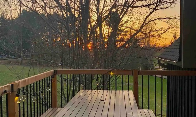 Oro-Medonte Ski Chalet | Horseshoe Valley Carriage HousenMinutes to skiing, biking , lakes. Sleeps 6