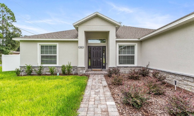 Summerfield House | Horsey Hideaway Professionally Decorated - ready for your group or family!