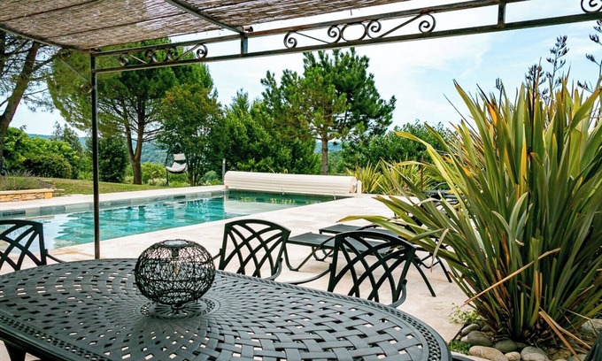Les Farges House | Hortense, beautifully situated villa with private swimming pool near Montignac