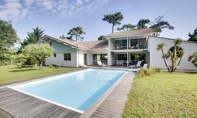 Les Estagnots Villa | Hossegor Air-conditioned villa sleeps 10 with heated pool