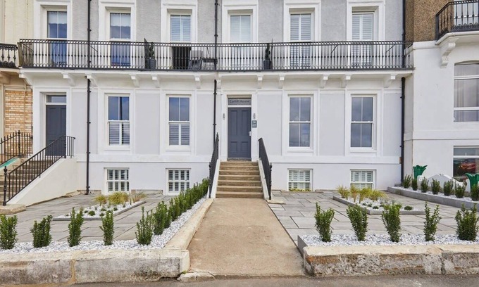 West Cliff Apartment | Host & Stay | The Royal Hideaway