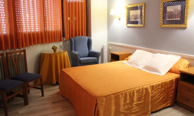 Tona House | Hostal Montserrat