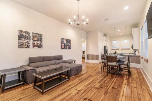 Faubourg Lafayette Apartment | Hosteeva 3 BR Cottage Close to St Charles 5 m Ride to FQ