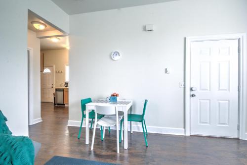 Broadway Apartment | Hosteeva Capitol Hill 2BR Apt - 7 Walking Distance to Dining