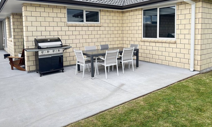 Omokoroa House | Hosts on the Coast - Opulent Omokoroa Escape