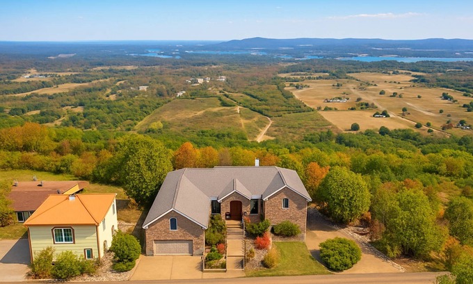 Mid America House | Hot Springs Luxury Getaway w/Panoramic Views, Game Room, Pool Table & Spacious Patio for Relaxing!