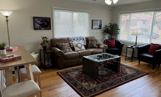 Racine House | Hot Stuff! Pro Cleaned Self Check In Sleeps 10
