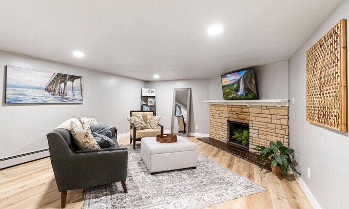 Holbrook Park Condo | Hot Tub! 10 Min to RED ROCKS + Downtown!
