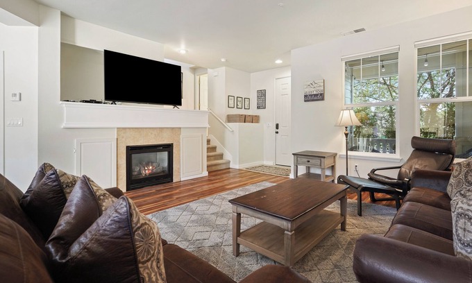 Southern Crossing House | Hot Tub, A/C, Modern & Updated, Nestled between Old Mill & Downtown
