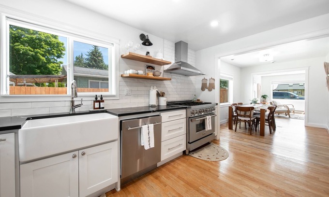 Shoreline House | *HOT TUB* AC & Single Level house| EV Charger, King Bed | Parking